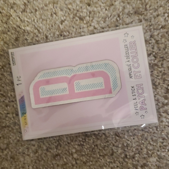 ASSORTED PEEL N STICK & IRON-ON PATCHES - Picture 2 of 10